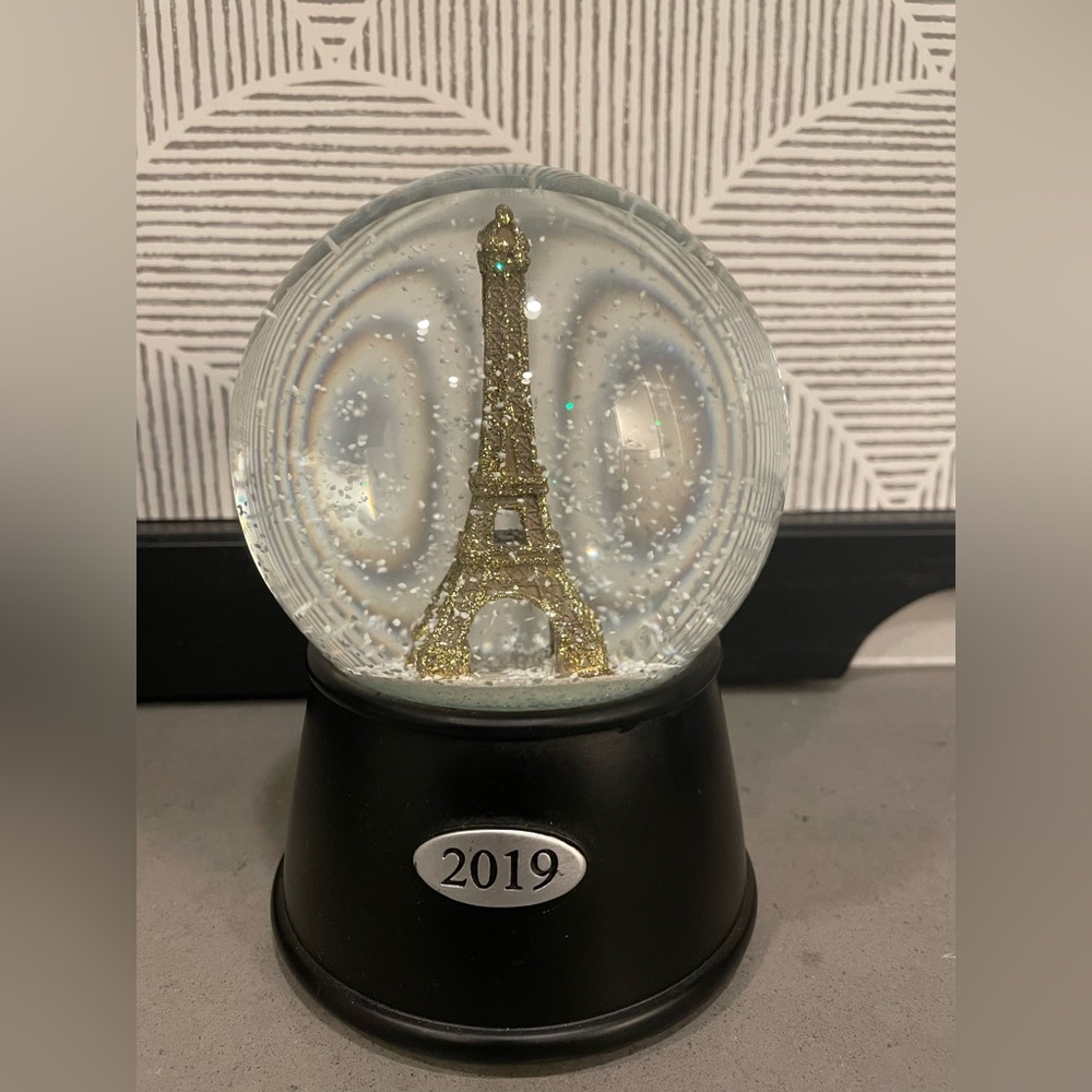 Paris snow globe